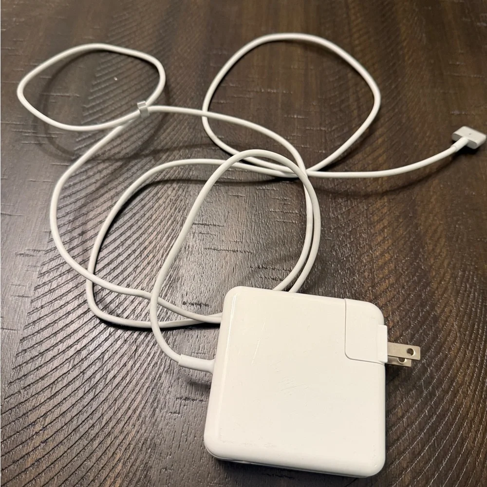 MAC power adapter with cable